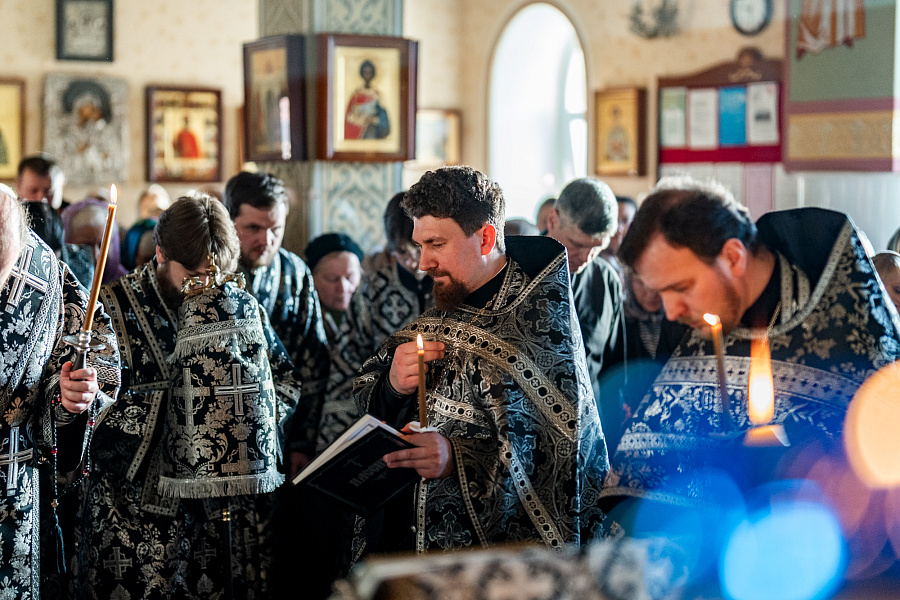 Вечерня с чтением акафиста Страстям Христовым в Александро-Невском храме города Видное